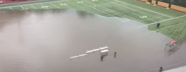 Des pluies transforment les tribunes d'un stade en chute d'eau