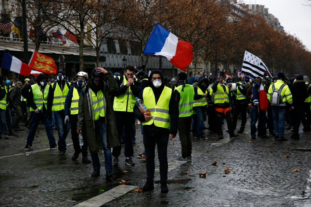 Dissimuler son visage lors d'une manifestation, même partiellement, devient un délit.
