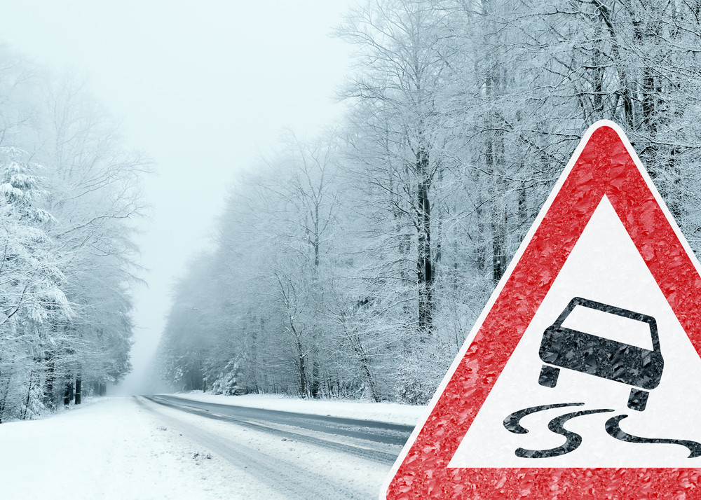 Neige et verglas persistent sur la route par endroits.