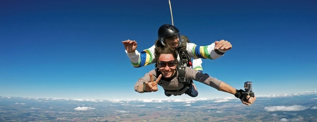 couple parachute