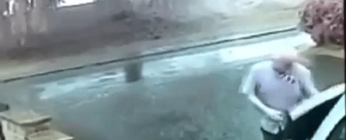 Un homme évite la foudre de peu
