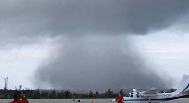 Une tornade frappe les Bahamas