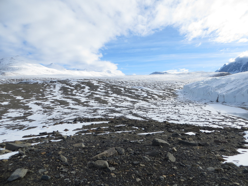 Le glacier qu'a découvert Thomas Griffith Taylor porte son nom.