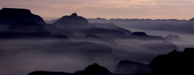 Une mer de nuages dans le Grand Canyon