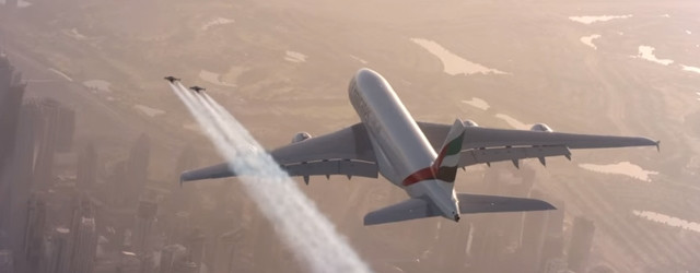 Deux hommes volants près d'un avion de ligne