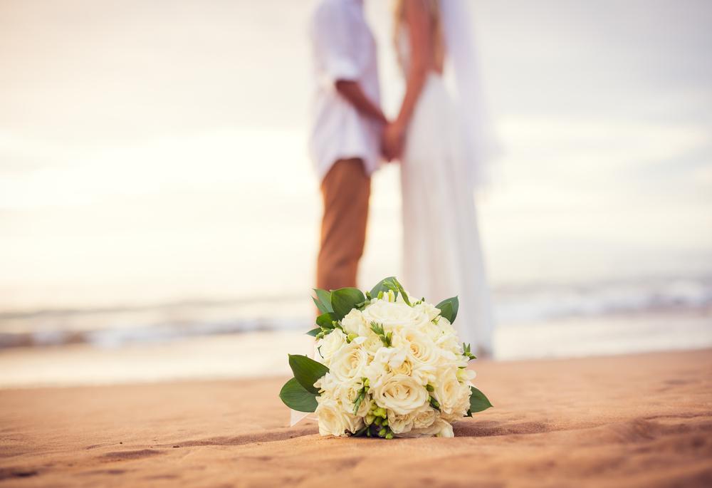 plage mariés bouquet fleurs
