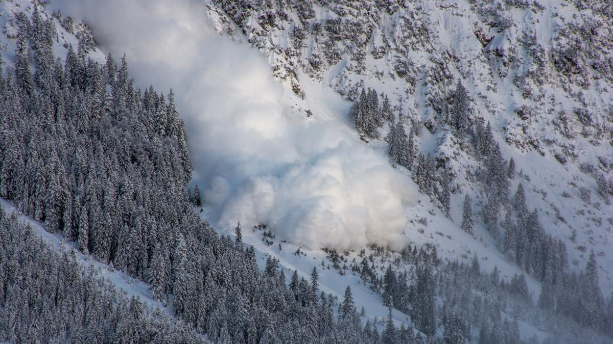 Alerte avalanche dans 11 départements : quelles précautions prendre en montagne ?