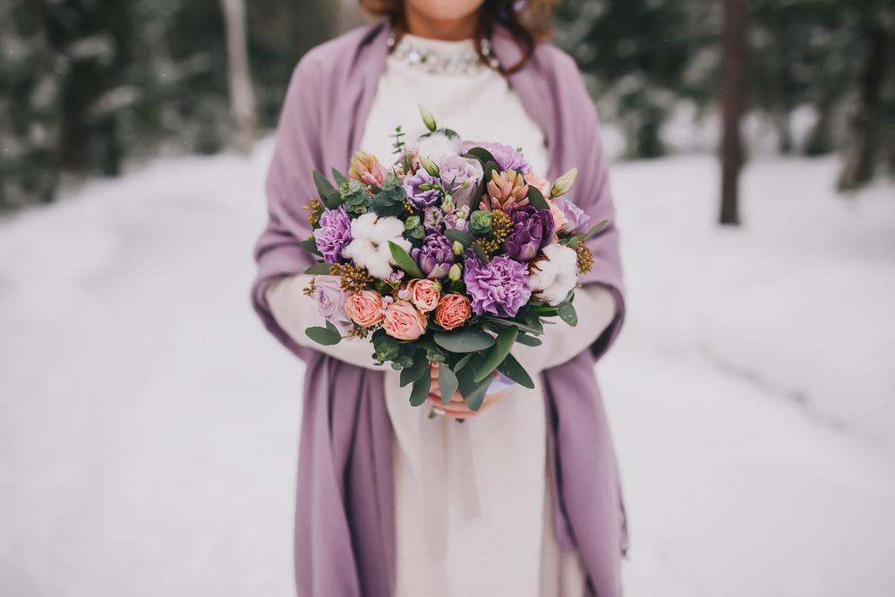 femme hiver bouquet de fleurs