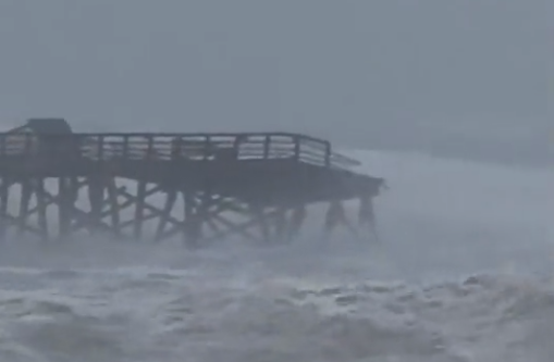 Ouragan Ian : Vidéo amateur d'un ponton qui cède sous les vagues