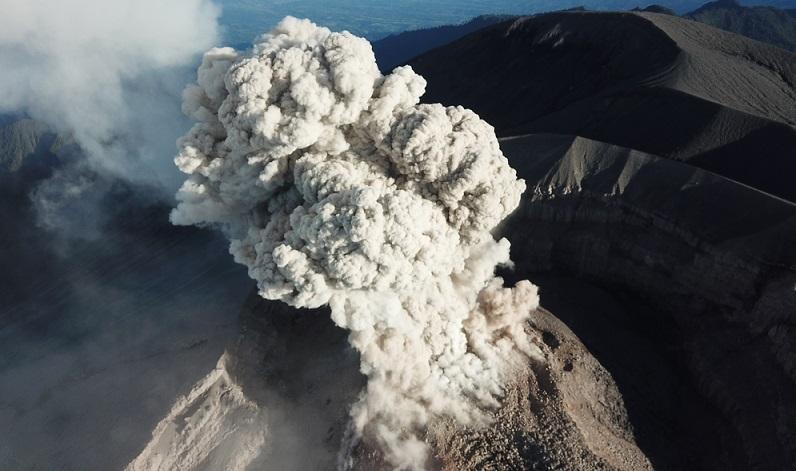 Indonésie : des dizaines de morts et 3 500 personnes évacuées suite à l’éruption du volcan Semeru