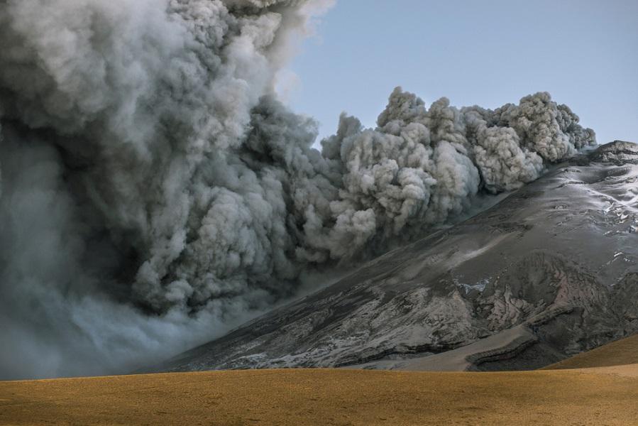 L’un des volcans les plus actifs du monde libère un nuage de cendres géant