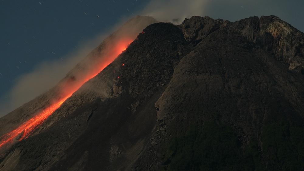 [VIDEO] Un volcan explose en Indonésie et fait une dizaine de victimes