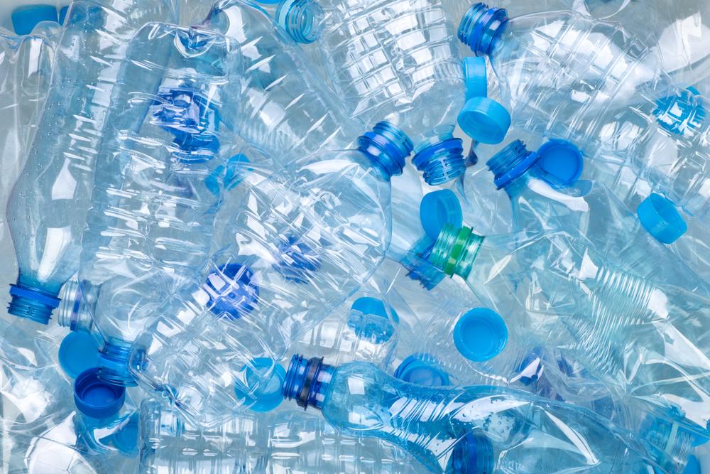 Bouteilles d'eau en plastique : un boom des ventes qui met à mal l'écologie