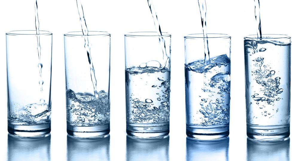 Des cobayes ont bu quatre verres d'eau différente, avant de boire de l'eau plate.
