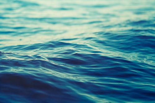 Des particules de plastique polluent les océans (c) Shutterstock
