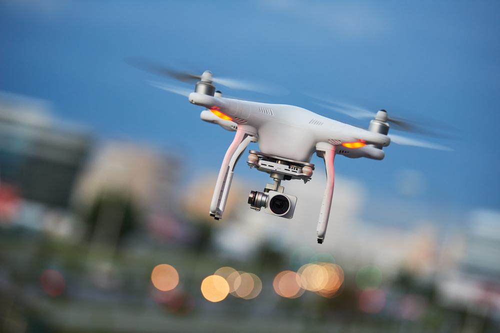 Conduire un drone de plus de 800 grammes est soumise à examen préalable. 