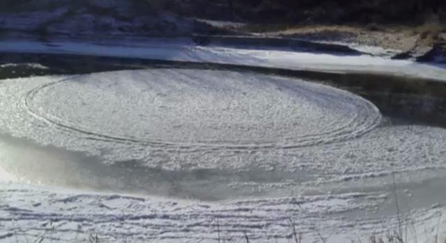 Un disque de glace se forme dans une rivière