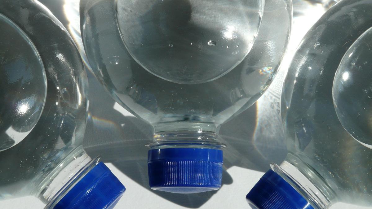 En Belgique, l'eau minérale en bouteille est environ 30% plus chère qu'en France.