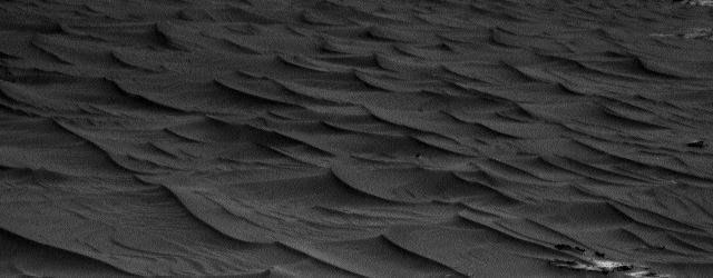 De magnifiques dunes noires sur Mars
