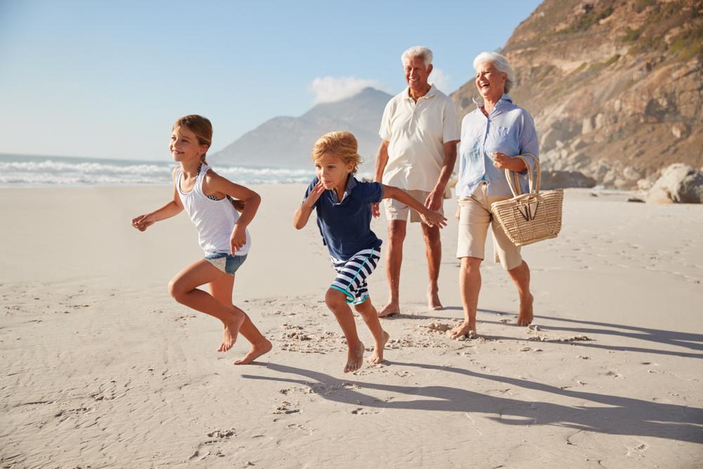 vacances plage famille grand parents