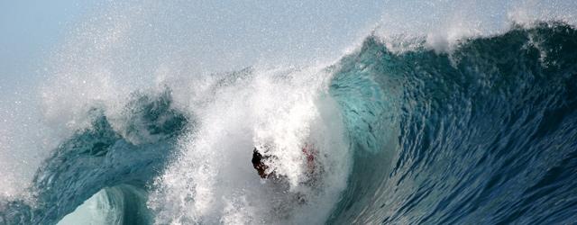 Plongez au cur de Teahupoo, l'une des vagues les plus dangereuses au monde !