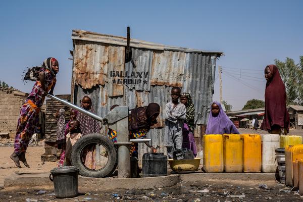 Au Nigéria, de nombreux enfants sont obligés de pomper de l'eau au lieu d'aller à l'école.