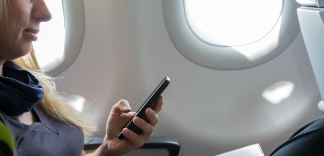 femme-smartphone-avion