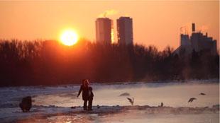 Le lever du soleil à Tallin en Estonie