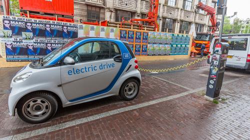 Des voitures électriques construites par le travail des enfants (c) Shutterstock