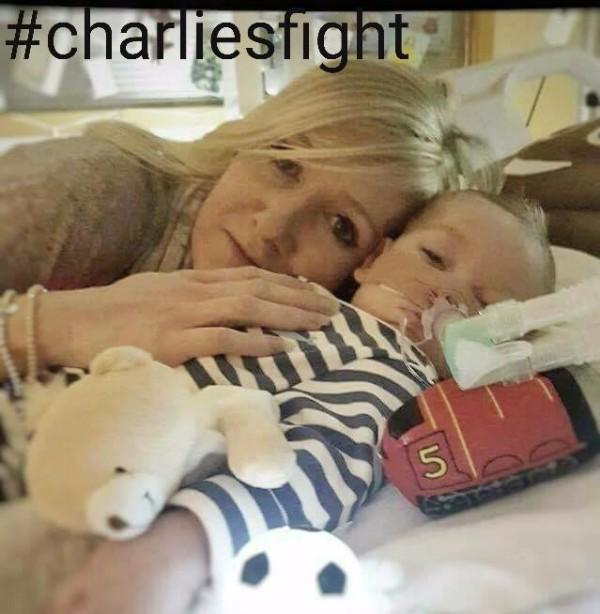 Le petit Charlie Gard et sa maman