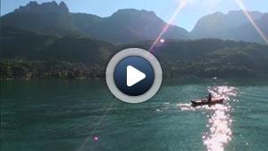 Survolez le lac d’Annecy en Haute-Savoie