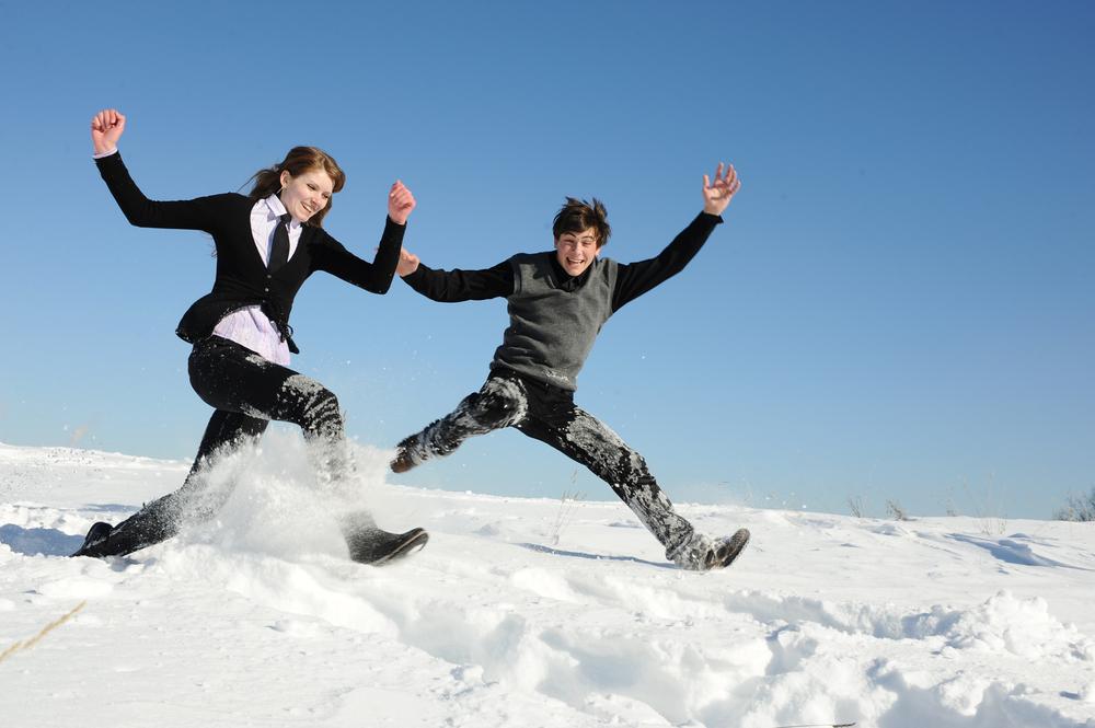 Le fait de sauter dans de la neige épaisse fait des heureux tous les ans.