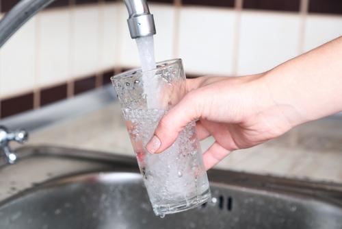 Près de 3 millions de Français boivent de l'eau du robinet polluée (c) Shutterstock