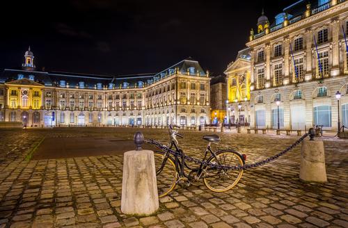 Vue nocturne de la ville de Bordeaux