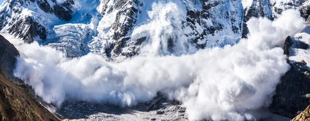 Vidéo terrifiante de l'avalanche du Mont Everest suite au tremblement de terre