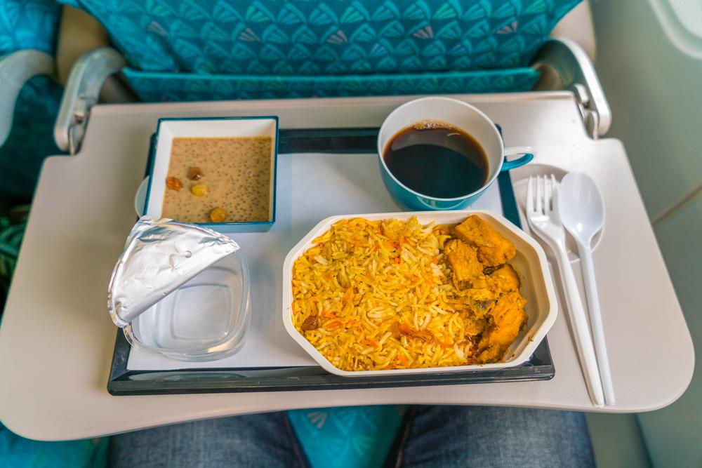 Manger sur la table pliante, voire boire du café à bord d'un avion est une mauvaise idée.