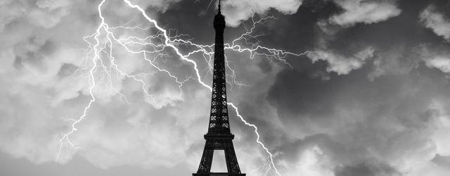 La Tour Eiffel frappée par la foudre le 22 mai 2016.