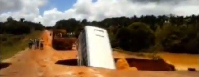 Un bus brésilien chute dans un cratère et disparaît dans les eaux