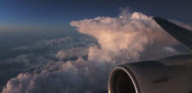 Admirer un orage depuis un avion