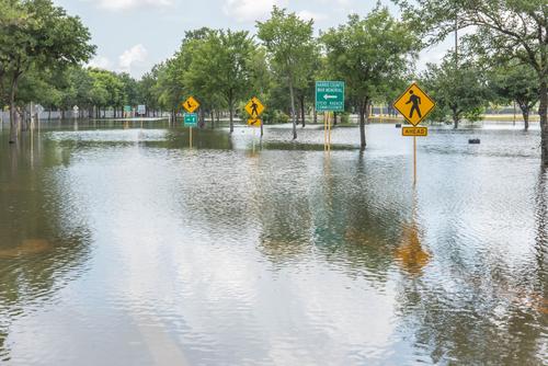 Texas : un homme sauve sa maison des inondations