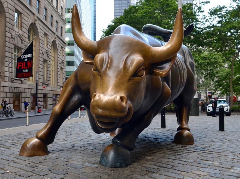 une fillette défie le taureau de Wall Street