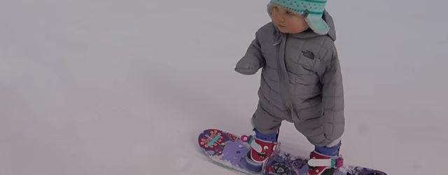 Un bébé de 14 mois descend ses premières pentes en snowboard