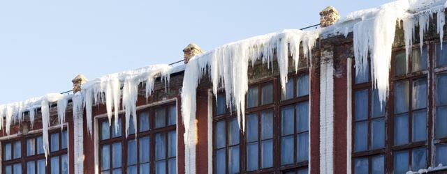 Avalanche de glaces depuis le toit d'un immeuble