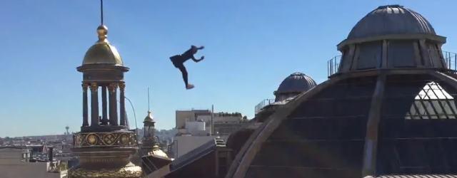 Une acrobate sur les toits de Paris 