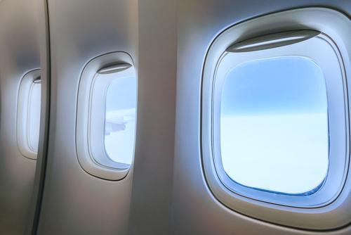Pourquoi y a-t-il un petit trou dans les hublots des avions ?