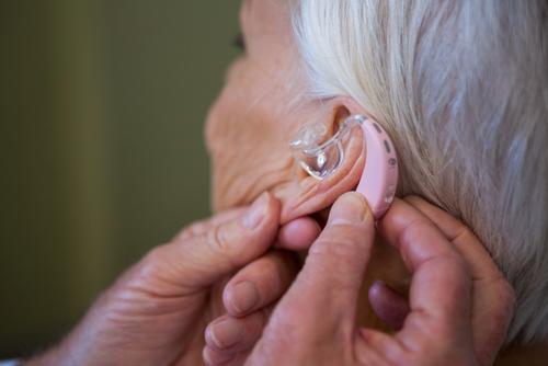 senior avec des prothèses auditives