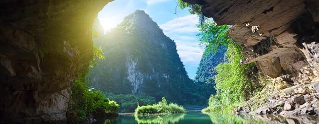 Visitez Hang Son Dong, la plus grande caverne du monde !