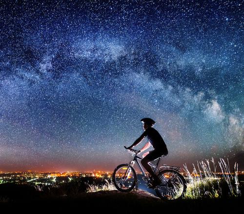 Une piste cyclable lumineuse inaugurée en Pologne (c) Shutterstock
