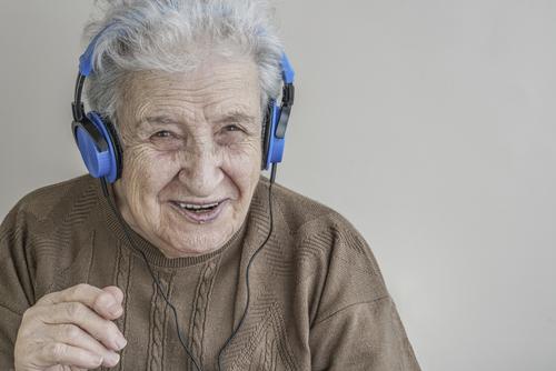 femme âgée écoute de la musique 