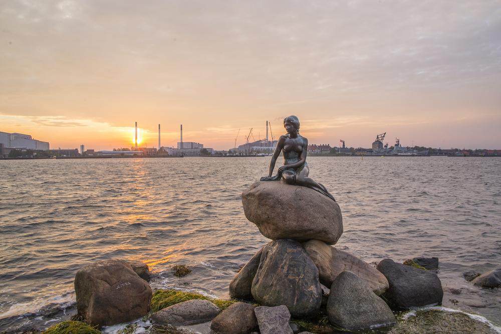 La petite sirène de Copenhague, monument phare du Danemark, est souvent la cible de vandalismes.